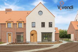 <p>Aan de rand van het centrum op een zeer unieke en rustige locatie onder de schaduw van de Sint-Michielskerk treft u dit stijlvolle en authentieke nieuwbouwproject bestaande uit verschillende energiezuinige woningen. <br />Alle woningen voldoen aan de hedendaagse normatieven en bestaat op de gelijkvloers uit een inkomhal met apart toilet met aansluitend een ruime leefruimte die uitzicht en toegang geeft naar de tuin. Deze is voorzien van een tuinberging die bereikbaar via een achterliggende servitude. Verder treft u een volledig geïnstalleerde eetkeuken met aangrenzende wasplaats met toegang naar de ondergrondse parkeerplaats en berging. <br />Op de 1ste verdieping treft u 3 ruime slaapkamer en een volledig geïnstalleerde badkamer met toilet. Op de 2de verdieping treft u een zeer ruime zolder die mits een meerprijs verder af te werken is.<br />Vlotte bereikbaarheid per fiets, openbaar vervoer en auto richtng B-Turnhout en NL-Tilburg.<br />Stijlvol woonproject op een historische en rustige locatie, energiezuinig(A-label), inclusief parking, oplevering einde 2025.<br />Interesse? Wees er snel bij, laatste 8 units beschikbaar.</p>