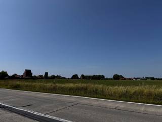 GROND VOOR VILLABOUW!<br /><br />Dit lot maakt deel uit van 5 naast elkaar liggende loten, gelegen nabij de N36 en AZ Delta, de E403, Sterrebos en centrum Rumbeke.<br /><br />De tuinen zijn westelijk gericht, met ganse namiddag en avond zon. Landelijk vergezicht. <br /><br />LOT 5: 2176 m2 (26 m breed - 81 m diep) : bouwkader van 14 m breed en 22 m diep. Nutsvoorzieningen reeds aanwezig. <br /><br />Functies, complementair aan en verenigbaar met het WONEN zijn toegelaten (KANTOOR vrije beroepen, dienstverlening, .. (max. 40% van de totale vloeroppervlakte))<br /><br />Voor meer informatie of bouwvoorschriften bel Angelique op 0484/74 25 68.