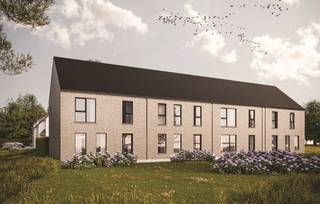 VASTE PRIJS - ENERGIEZUINIG - ALL IN AFWERKING OP MAAT! In deze gezellige verkaveling vlakbij het kloppende hart van Stekene worden 8 nieuwbouwwoningen gebouwd. Deze gesloten nieuwbouwwoning (lot 80) wordt gebouwd op een perceel van 187m2. De woning heeft een strak modern ontwerp en geniet van een optimale planindeling! Op het gelijkvloers is er een inkom met gastentoilet, een open leefruimte en een praktische wasplaats. Op de eerste verdieping bevinden zich 3 slaapkamers en een badkamer met bad + inloopdouche. De praktische zolder is toegankelijk met een uitschuifbare zoldertrap. De woning is voorzien van ULTRA energiezuinige technieken zoals een warmtepomp met vloerverwarming, regenwaterrecuperatie van 10.000L, ventilatie met warmterecuperatie, super isolerende beglazing, zonnepanelen,... Kom jij hier binnenkort thuis? Contacteer de bouwadviseur Ewout om meer informatie te ontvangen: 0497 588 888 - contact@huysmanbouw.be