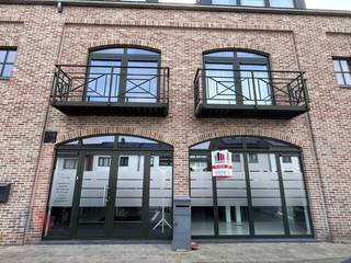 Superbe espace de bureaux d'une superficie de 182 m² à vendre à 7,5 km à peine de l'autoroute E40. L'accès est également facile par les...