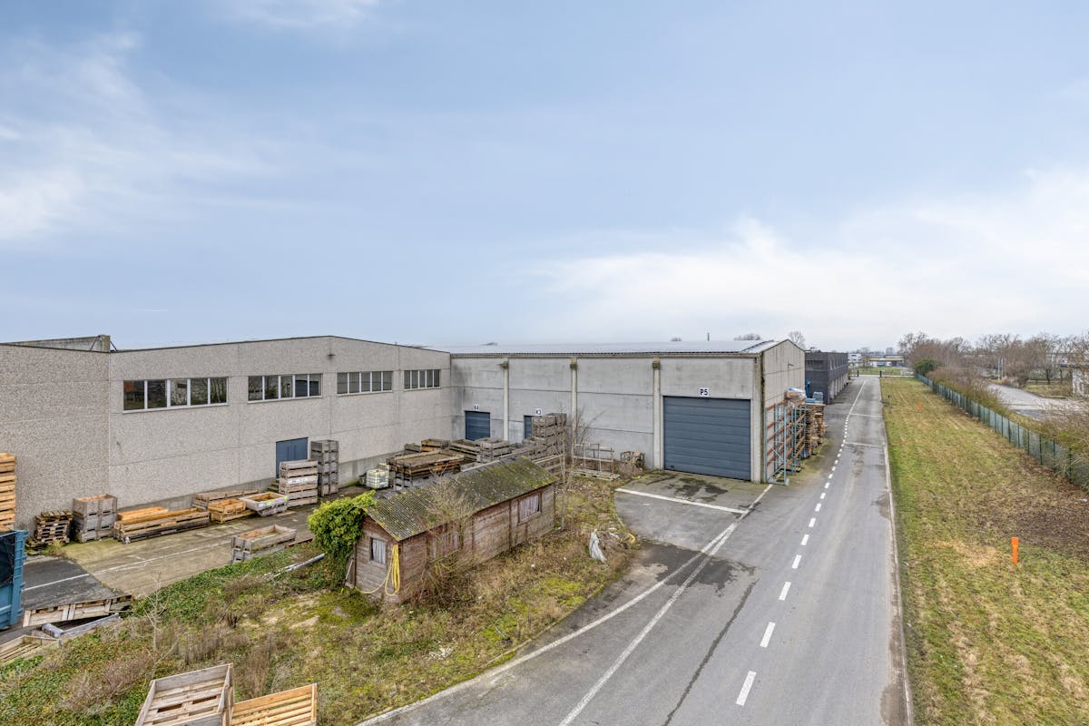 Strategically located warehouse (2,850 m²) - photo 1