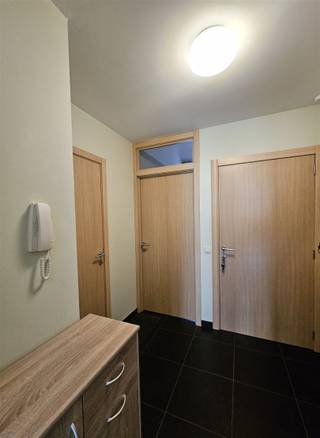 <p><span><strong><u>Gelijkvloers appartement met 1 slaapkamer en tuin.</u></strong></span></p><p><span><strong> </strong></span></p><p><span><span>Gunstig gelegen appartement met privatieve tuin te Mariaburg-Ekeren. Openbaar vervoer is op wandelafstand (bus en trein).</span></span></p><p><span><span> </span></span></p><p><span><strong>Indeling:</strong></span></p><p><span><span>Inkomhal met toegang naar alle ruimtes.</span></span></p><p><span><span>Woonkamer met een open keuken. De keuken is voorzien van een elektrisch vuur, dampkap, heteluchtoven, koelkast, spoelbak en opbergruimte. Via een schuifraam in de woonkamer heeft u toegang tot het terras en de privatieve tuin ..</span></span></p><p><span><span>Slaapkamer (met rolluiken) en aansluitend de badkamer met douche en lavabomeubel. Apart toilet. </span></span></p><p><span><span>Verder is er nog een berging met aansluiting voor een wasmachine en droogkast.</span></span></p><p><span><span>Garagebox achter het gebouw is inbegrepen in de huurprijs.</span></span></p><p><span><span>Beschikbaar vanaf 01 juli 2026.</span></span></p><p><span><span> </span></span></p><p><span><strong>Pluspunten:</strong></span></p><ul><li><p><span><span>Gunstige ligging in het gewilde Mariaburg.</span></span></p></li><li><p><span><span>Lage gemeenschappelijke kosten (individuele meters voor alle nutsvoorzieningen)</span></span></p></li><li><p><span><span>Gunstige EPC score</span></span></p></li></ul>