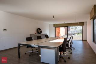 Vlotte verbindingen en nabij centrum. Ideaal geschikt ook voor samengestelde gezinnen of als kangoeroewoning. Villa bestaande uit een...