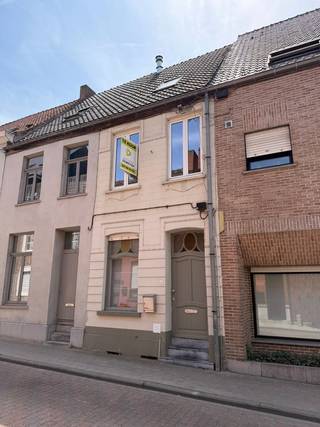 Deze charmante stadswoning is uitstekend gelegen op wandelafstand van de Markt van Tielt, in de Hoogstraat 15. De woning bevindt zich op een perceel van 85 m² en beschikt over een bewoonbare oppervlakte van 111 m². Dankzij de centrale ligging bevinden winkels, bakkers, slagers, scholen, openbaar vervoer en tal van andere voorzieningen zich allemaal op korte afstand.<br /><br />PLUSPUNTEN:<br />* CENTRALE LIGGING | OP WANDELAFSTAND VAN DE MARKT VAN TIELT<br />* CONFORME ELEKTRISCHE KEURING<br />* GEEN RENOVATIEPLICHT | EPC-label C<br />* GEZELLIG TERRAS &amp; ZONNIG DAKTERRAS<br />* IDEALE STARTERSWONING | INVESTERINGSEIGENDOM<br /><br />INTERIEUR:<br />Via de inkomhal komt u binnen in de gezellige leefruimte, die bestaat uit een aangename zit- en eetruimte. De centraal gelegen pelletkachel zorgt hier voor extra sfeer en warmte. Aansluitend bevindt zich de ingerichte keuken, uitgerust met een kookplaat, dampkap, spoelbak, koelkast en oven. Daarnaast is er een praktische berging aanwezig.<br /><br />Vanuit de keuken zorgt een schuifraam voor een rechtstreekse verbinding met het terras, waardoor binnen- en buitenruimte mooi met elkaar verbonden worden. Via het terras zijn bovendien het buitentoilet en een extra bergruimte/wasruimte bereikbaar.<br /><br />Op de eerste verdieping bevinden zich een ingerichte dressing, een badkamer voorzien van een douche, toilet en lavabo met meubel, evenals een ruime eerste slaapkamer die geschikt is als tweepersoonskamer.<br /><br />De tweede verdieping is volledig ingericht als tweede slaapkamer en biedt hierdoor een extra private ruimte, ideaal voor een kinderkamer, logeerkamer of thuiskantoor.<br /><br />EXTERIEUR:<br />Achteraan beschikt de woning over een gezellige stadstuin met vijver, een aangename plek om in alle rust van het buitenleven te genieten. Via een trap in de tuin bereikt u bovendien het zonnige dakterras, waar u optimaal kunt genieten van de zon en de centrale ligging.