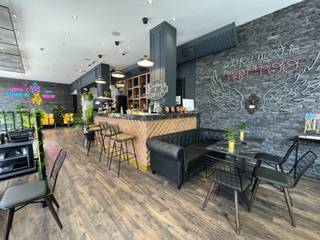 Prachtig hoekgebouw te huur aan de Dansaertstraat, commerciële gelijksvloer (met verdieping en kelder) met zeer grote vitrine. Ketens in de omgeving: The Kooples, Prosper, Ace & Tate, Maje, Essentiel, Scotch & Soda, ...<br />Zeldzaam opportuniteit!<br />Beschikbaarheid: te bepalen.<br />Meer info? Bel ons op 02/513.77.00