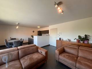 Vul eerst de KANDIDATUURFICHE volledig in door te klikken op volgende link https://ppvastgoed.be/nl/kandidatuurfiche ! Dan pas kan een bezoek ingepland worden. Dit moderne appartement (91m²), gelegen op de derde verdieping, bevindt zich op een absolute topligging midden in het centrum, omringd door winkels en op wandelafstand van het station, scholen en alle voorzieningen. Het omvat een inkomhal, lichtrijke en ruime woonkamer met geïntegreerde keuken, apart toilet, praktische bergruimte met aansluiting voor wasmachine, badkamer en twee slaapkamers. Achteraan bevindt zich een terrasje. Tevens is een private garage en gemeenschappelijke fietsenstalling aanwezig. Beschikbaar vanaf 01/09/2026. De huurprijs: €850/maand + €65 provisie gemeenschappelijke kosten en €75/maand garagebox.