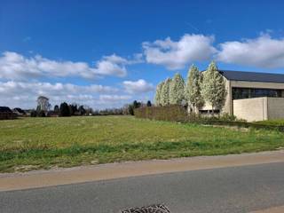 Unieke bouwgrond in het centrum van Geel voor open bebouwing met een totale oppervlakte van 12a 45ca.<br /><br />De grond heeft een straatbreedte van +/-25m en een diepte van +/-50m.<br /><br />Rustig gelegen met een prachtig groen uitzicht en op een boogscheut van de Geelse Markt.<br /><br />Stedenbouwkundige info in aanvraag!<br /><br />Contacteer ons kantoor voor meer info of een bezoek ter plaatse via 0471/605.314 of mail info@immo-b.be!