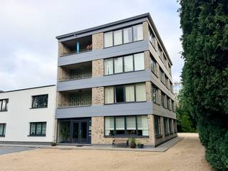 Genk-Bret, Zagerijstraat 35 bus 3: Instapklaar appartement met 3 slaapkamers in een rustige omgeving met een vlotte bereikbaarheid.<br /><br />Dit verzorgde appartement biedt aangenaam wooncomfort op een rustige locatie, met alle dagelijkse voorzieningen binnen handbereik. Winkels, scholen, openbaar vervoer en andere faciliteiten bevinden zich in de directe omgeving.<br /><br />Indeling:
<ul>
<li>Inkomhal</li>
<li>Woonkamer met toegang tot het terras</li>
<li>Keuken</li>
<li>3 slaapkamers</li>
<li>Badkamer met wastafel en bad</li>
<li>Apart toilet</li>
<li>Praktische berging </li>
<li>Extra berging in de kelder</li>
</ul>
Buitenruimte:
<ul>
<li>Garage </li>
</ul>
Extra troeven:
<ul>
<li>Lift aanwezig in het gebouw</li>
<li>Autostaanplaatsen aan de voorzijde van het gebouw</li>
<li>Ligging in rustige straat en groene omgeving</li>
<li>Op fietsafstand van Genk centrum en Kattevennen</li>
<li>Dichtbij de scholen</li>
</ul>
Een grondplan is beschikbaar onder “downloads”.<br /><br />Dit appartement is ideaal voor gezinnen, koppels of kopers die comfortabel en rustig willen wonen op een topligging.<br /><br />Interesse?<br />Neem vandaag nog contact op met Jurimex via 089 308 700 voor meer informatie of een bezichtiging en ontdek zelf de mogelijkheden van dit appartement.<br /> <br />