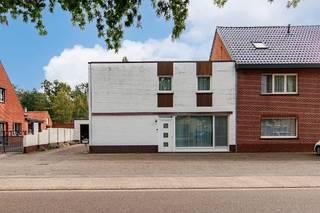 <strong>Troeven</strong><br />- Ruim perceel van bijna 12 are<br />- <u><strong>Grote Werkplaats 25M2 + Garage 74 M2 - ideaal voor hobby's of opslag</strong></u><br />- Halfopen bebouwing met tal van mogelijkheden<br />- Rustige en groene woonomgeving<br />- Op slechts enkele minuten van het centrum van Diepenbeek<br />- Vlotte bereikbaarheid richting Hasselt, Genk, Bilzen-Hoeselt en Tongeren-Borgloon<br />- Nabij de E313 en E314 dankzij de snelle verbinding via de N76<br />- 4 slaapkamers, waaronder een ruime master bedroom<br />- Mogelijkheid tot een extra slaapkamer, bureau of hobbyruimte op het gelijkvloers<br /><br /><strong>Locatie</strong><br />Deze te renoveren, of beter gezegd te moderniseren, halfopen woning is gelegen op een ruim perceel van bijna 12 are in een groene en rustige woonomgeving, op slechts enkele minuten van het centrum van Diepenbeek.<br />Dankzij de gunstige ligging en de nabijheid van diverse verbindingswegen zijn ook Genk, Hasselt, Bilzen-Hoeselt en Tongeren-Borgloon vlot bereikbaar. Via de N76 bereikt u bovendien snel de op- en afritten van de E314 in Genk en de E313 in Diepenbeek.<br />Ook liefhebbers van natuur, sport en ontspanning vinden hier een uitstekende uitvalsbasis. In de nabije omgeving bevinden zich onder meer het Demerstrand, de Dautenvijvers, natuurreservaat De Maten en tal van fiets- en wandelroutes.<br /><br /><strong>Indeling</strong><br />De woning bestaat uit een hoofdgebouw met de verschillende leefruimtes en een omvangrijk bijgebouw met onder meer een werkplaats, opslagruimte en een bijzonder ruime garage van maar liefst 74 m².<br />Op het gelijkvloers van het hoofdgebouw bevinden zich de inkomhal, keuken, ruime woonkamer, een apart toilet, wasplaats en een grote slaapkamer aan de straatzijde.<br />Deze slaapkamer biedt bovendien verschillende mogelijkheden en kan, afhankelijk van uw wensen, perfect worden ingericht als thuiswerkplek, hobbyruimte, speelkamer of als uitbreiding van de huidige leefruimte.<br />Via de nachthal op de verdieping bereikt u de badkamer, dressing en drie slaapkamers, waaronder twee kinderkamers en een ruime master bedroom.<br /><br /><strong>Veel mogelijkheden</strong><br />Een bijzondere troef van deze woning is de mogelijkheid om ook in de hoogte uit te breiden. Zo kan er, mits de nodige vergunningen en conform de geldende voorschriften, overwogen worden om een zadeldak te plaatsen dat aansluit bij dat van de rechterbuur. Hierdoor ontstaat de mogelijkheid om een bijkomende volwaardige verdieping met extra leef- of slaapruimtes te creëren.<br />Verder beschikt de woning over een overdekte binnenkoer en een zeer ruime, onderhoudsvriendelijke achtertuin.<br /><br />Kortom: een woning met een stevige basis, bijzonder veel ruimte en tal van mogelijkheden voor wie bereid is de handen uit de mouwen te steken. Dankzij het ruime perceel, de grote garage en de uitbreidingsmogelijkheden biedt dit pand heel wat potentieel om uit te groeien tot een aangename en ruime gezinswoning op een gunstige locatie.<br /><br />Interesse gewekt ? Laat je <strong>mailadres en telefoonnummer</strong> achter en wij contacteren je voor een persoonlijke rondleiding