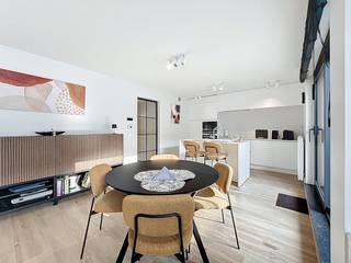 Ce magnifique appartement est situé au cœur de Courtrai, près de la Grote Markt et est équipé de luminaires et d'une panne d'électricité. Disposition :- Entrée avec toilettes invités - cuisine avec îlot de cuisson (un évier et demi, lave-vaisselle, micro-ondes, four, plaque vitrocéramique et réfrigérateur)- espace de vie lumineux- débarras avec évier et raccordement pour machine à laver - salle de bain avec double vasque et douche à l'italienne- 1 chambre avec télévision et connexion Internet - vinaigrette- terrasse spacieuse Dans l'ensemble : - disponible à partir du 01/06/2026- frais généraux 50 euros/mois- box de garage et rangement au sous-sol inclus !- abri à vélos commun- climatisation Intéressé ? Demandez une visite rapide sur www.dewaele.com !