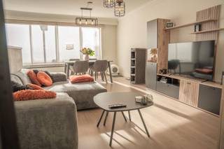 <p>🏡 (UIT DE HAND) TE KOOP – Gezellig gelijkvloers appartement met 2 slaapkamers in Beveren!</p><p>Ben jij op zoek naar een knus en instapklaar appartement op een fijne locatie, vlak bij het centrum van Beveren? Dan is dit appartement misschien wel jouw nieuwe thuis! 🔑</p><p>Dit gezellige gelijkvloerse appartement bevindt zich in een appartementsgebouw uit 1978 en werd reeds opgefrist.</p><p>✨ Wat heeft dit appartement te bieden?</p><p>* 🛏️ 2 slaapkamers<br />* 🛋️ Een gezellige en lichtrijke leefruimte<br />* 🍳 Een open keuken<br />* 🚿 Een badkamer met moderne inloopdouche<br />* 🚽 Een apart toilet<br />* 📦 Een praktische berging<br />* 🚗 Een garagebox<br />* 🌱 EPC-label C<br />* 📍 Gunstige ligging vlak bij het centrum van Beveren</p><p>Dankzij de praktische indeling en de ligging op het gelijkvloers is dit appartement ideaal voor starters, alleenstaanden, koppels of wie graag comfortabel en gelijkvloers wil wonen.</p><p>📞 Interesse of graag een bezoekje plannen?</p><p>Neem gerust contact op via voor meer informatie of om een afspraak te maken.</p><p>📢 Ken jij iemand die op zoek is naar een appartement in Beveren? Delen mag altijd! 🏡❤️</p>