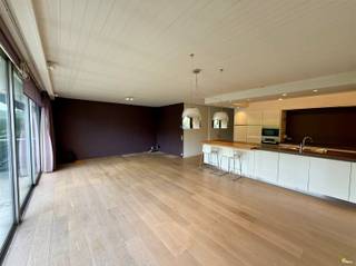 In de residentiële Fruithoflaan in Berchem vinden we dit ruime appartement van 124m² op de vierde verdieping, uiteraard met lift.Het appartement...