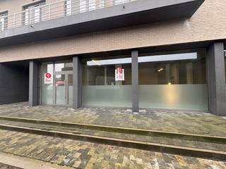 Deze kantoorruimte van ongeveer 145 m² is gelegen in Ieper en wordt aangeboden in casco staat, waardoor ze volledig kan worden ingericht volgens...