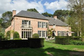 Schilde - Hof Ter Linden<br /><br />Op een mooie locatie staat deze recente villa op ca. 3.016m² eigen grond met een perfecte zonoriëntatie een mooie aangelegde tuin.<br /><br />Gelijkvloers: <br />Hall met vestiaire en gastentoilet, apart bureelruime living met open haard, aparte eetkamer, aparte tv kamer, moderne leefkeuken, bijkeuken met aparte dienstingang met vestiaire en gastentoilet, garage voor 2 wagens en een prachtige wijnkelder.<br /><br />Verdieping: <br />Overloop waarop uitkomen, de ouderslaapkamer met dressing en luxe badkamer (toestellen van Ph.Starck ), tweede ruime slaapkamer, derde ruime slaapkamer, vierde ruime slaapkamer, tweede badkamer, polyvalente ruimte.<br /><br />Zolderverdieping: <br />Volledig ingericht als atelier met lichtstraat.<br /><br />Opmerkingen: <br />Bouwjaar 1999 door Vlassak - Verhulst, voorzien van alle hedendaags comfort en uitgebreide beveiliging met ondermeer een kluisdeur op de verdieping. <br />De villa is instapklaar en desgewenst snel beschikbaar.