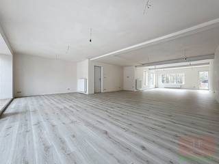 Op een rustige, centrale ligging in het pittoreske Balegem vinden we dit karaktervolle en veelzijdige gebouw met woonst én professionele...