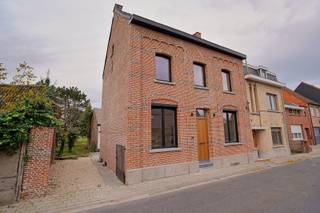 Deze karaktervolle gezinswoning is heel rustig gelegen nabij de dorpskern van het gezellige Kastel. Deze grote woning is omgetoverd tot...