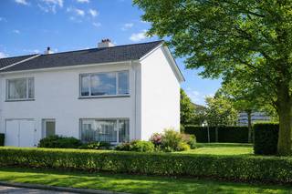 In een bijzonder rustige en kindvriendelijke woonomgeving, op korte afstand van het centrum van Eeklo, bevindt zich deze charmante halfopen woning...