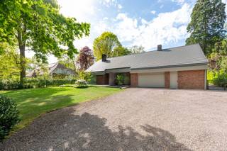 Gelegen in het gegeerde Schotenhof, bevindt zich deze degelijk gebouwde en uitstekend onderhouden villa.<br /><br />De woning heeft een bewoonbare oppervlakte van maar liefst 415m² en is gelegen op een prachtig perceel van 2.440m² met een straatbreedte van 35 meter.<br /><br />Binnenin biedt de woning een logische en ruime indeling met een lichtrijke leefruimte met haard, een aparte keuken met bijkeuken/wasplaats, een bureauruimte en een inpandige garage voor 2 wagens.<br /><br />Verder zijn er 5 volwaardige slaapkamers en 2 badkamers, aangevuld met een ruime zolder die nog tal van mogelijkheden biedt.<br /><br />Unieke troef is de praktijkruimte, volledig geïntegreerd maar met een aparte inkom. Deze bestaat uit een wachtruimte, spreekkamer en twee behandelkamers, ideaal voor een vrij beroep of zelfstandige activiteit aan huis. Ook parking werd aangelegd voor een vlotte toegankelijkheid. <br /><br />Buiten wacht een prachtig zonnig perceel, omringd door een rustige, groene omgeving met veel privacy. <br /><br />Technisch is de woning volledig up-to-date; het dak werd recent vernieuwd, de elektrische installatie is conform en met een energielabel B werd ook de energetische upgrade zeker niet vergeten. <br /><br />Een ideale eigendom voor wie op zoek is naar ruimte, een sterke ligging en de combinatie wonen/werken.<br /><br />Interesse? Contacteer ons voor meer informatie of een bezoek.<br /><br />(opp. ref. EPC)