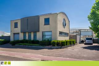 LANDBOUWBEDRIJFSWONING (2001) MET VERGUNDE SERRES (2.150M²) EN EEN LOODS (245M²) GELEGEN OP 1HA 30CA NABIJ HET CENTRUM VAN HALEN