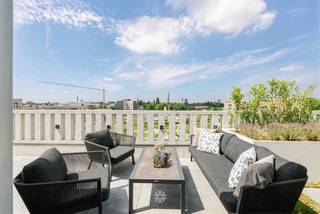 <p><span>GENT - Uniek penthouse met panoramisch terras in groene stadsontwikkeling nabij het centrum</span></p><p><span> </span></p><p><span>Op de bovenste verdieping van Residentie Artevelde, gerealiseerd in 2023, bevindt zich dit bijzonder ruime en energiezuinige penthouse met royale terrassen van ca. 113 m². De grote raampartijen zorgen voor een overvloed aan natuurlijk licht en creëren een sterke verbinding met de uitzonderlijke buitenruimte. In combinatie met de hedendaagse architectuur en de groene omgeving resulteert dit in een uniek woonconcept, waar ruimte, privacy en buitenbeleving centraal staan.</span></p><p><span> </span></p><p><span>Het penthouse maakt deel uit van de Tondeliersite, een eigentijdse stadsontwikkeling waar duurzaam wonen, een groene omgeving en community samenkomen. Dankzij de ligging op korte afstand van het centrum van Gent geniet u van een autoluwe en aangename woonomgeving, met tal van voorzieningen, groene ruimtes en een vlotte bereikbaarheid.</span></p><p><span> </span></p><p><span>De belangrijkste troeven </span></p><ul><li><span>Panoramische vergezichten op het Tondelierpark en de stad</span></li><li><span>Nieuwbouwresidentie uit 2023</span></li><li><span>Top floor: vierde en bovenste verdieping</span></li><li><span>Royale terrassen van ca. 113m² met verschillende oriëntaties</span></li><li><span>Flexibele indeling: mogelijkheid om een extra kamer te creëren</span></li><li><span>Grote raampartijen, hoge plafonds en parketvloeren</span></li><li><span>Voorzien van moderne en energiezuinige technieken (BEN): airconditioning op warmtepomp, zonnescreens en zonnepanelen</span></li><li><span>Lage energiekosten: vloerverwarming via warmtenet</span></li><li><span>Luxueuze inbouwkeuken met massieve natuursteen en Miele-toestellen</span></li><li><span>Ondergrondse staanplaats en individuele laadpaal</span></li><li><span>Gemeenschappelijke fietsenberging met drie gereserveerde plaatsen</span></li><li><span>Gemeenschappelijke leefruimte met keuken en sanitair voor de bewoners van het gebouw, gelegen op het gelijkvloers</span></li></ul><p><span> </span></p><p><span>De indeling</span></p><p><span>Het penthouse is gelegen op de vierde en bovenste verdieping en is bereikbaar via de lift. De inkomhal beschikt over een apart gastentoilet en de mogelijkheid tot het plaatsen van een vestiairekast.</span></p><p><span> </span></p><p><span>Via een stalen deur bereikt u de ruime en lichtrijke leefruimte. De grote raampartijen en hoge plafonds zorgen voor een aangenaam ruimtegevoel. Vanuit de leefruimte is er rechtstreekse toegang tot het hoofdterras van ca. 85m², dat een prachtig zicht biedt over het park en de Gentse skyline. De open keuken is uitgerust met kwalitatieve toestellen van Miele. Aansluitend bevindt zich een praktische berging met aansluiting voor wasmachine en droogkast. Het bijkomende terras van ca. 26m² is toegankelijk via de keuken.</span></p><p><span> </span></p><p><span>Via de nachthal komen we aan in de eerste slaapkamer die beschikt over bijkomende kastruimte en een eigen badkamer met douche en lavabomeubel. De tweede slaapkamer geniet van een prachtige lichtinval en beschikt daarnaast over een aparte tweede badkamer en toegang tot beide terrassen.</span></p><p><span> </span></p><p><span>De huidige indeling biedt bovendien de mogelijkheid om een derde kamer te creëren. Deze kan worden ingericht als bureauruimte of als extra slaap- of logeerkamer.</span></p><p><span>Bij het penthouse horen drie exclusief gereserveerde plaatsen in de gemeenschappelijke fietsenberging. Daarnaast is er een ondergrondse autostaanplaats met laadpaal beschikbaar.</span></p><p><span> </span></p><p><span> </span></p><p><span>Over de Tondeliersite</span></p><p><span>De Tondeliersite vormt een nieuwe en duurzame stadswijk nabij het centrum van Gent. De ontwikkeling combineert woningen en appartementen met groene publieke ruimte en gemeenschappelijke voorzieningen. De gemeenschappelijke leefruimte in het gebouw versterkt het community-gerichte karakter van de site en biedt bewoners bijkomende ruimte voor ontmoeting en gedeeld gebruik.</span></p><p><span> </span></p><p><span>Belangrijk</span></p><p><span>Richtprijs penthouse: 825.000 EUR</span></p><p><span>Richtprijs staanplaats: 50.000 EUR</span></p><p><span>EPB Label A: 41 kWh/m² jaar (E21)</span></p><p><span> </span></p><p><span>Benieuwd? Contacteer Axel Lenaerts makelaars voor meer info of een bezoek via <span>Laurens@axellenaerts.be</span></span><span> of 09 245 24 24</span></p><p><span> </span></p>