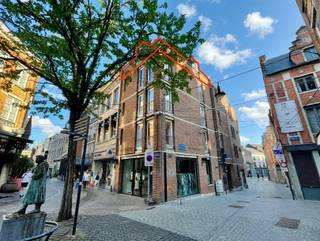 <p><span>Located in the heart of Leuven’s historic and vibrant city centre, in an exceptional location close to the charming and exclusive Mechelsestraat, this recently fully renovated and bright attic studio offers comfortable and contemporary living. The studio is situated on the 4th and top floor of a small, characterful historic building dating back to the early 20th century and equipped with a lift. The property comprises an entrance hall with cloakroom, a modern bathroom with washbasin, toilet and shower, a pleasant and bright living area with sleeping corner and practical built-in cupboards, as well as a fully equipped kitchen. The recent complete renovation provides a fresh, contemporary feel and modern living comfort, while preserving the character of the building. Thanks to its efficient layout and central location, this studio is an ideal home for those looking to enjoy comfortable city living with all the advantages of Leuven’s city centre right on the doorstep. The monthly fixed charges amount to €100 and include the maintenance and cleaning of the common areas, as well as water and heating (via heat meters). Electricity is individually metered. Available from 1 November 2026. No students, registration at the address required and an initial one-year rental agreement. Please do not hesitate to contact Frederik for further information or to arrange a first viewing: </span><span>frederik@immo-time.be</span><span>.</span></p>