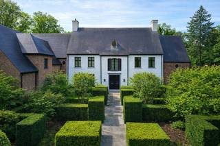 Op absolute toplocatie gelegen prachtige Herenwoning met ca. 5566 vierkante meter, met o.a. een discreet geïntegreerde service-unit met eigen toegang en interne ontsluiting, verwarm zwembad en volwassen tuin.<br /><br />Indeling gelijkvloers; ruime entree centrale aslijn, vestiaire en gastentoilet, ruim salon met eiken planken en knappe gashaard, aanpalend tuinkamer met bar en zitruimte, aparte gezellige tv kamer voorzien van ingemaakte kasten en home theater, riante leef-keuken met Aga-fornuis, eetkamer en zitgedeelte, toegang naar ontspanningsruimte met hamam, kleedruimte en toilet wat mooi aansluit bij het zwembad met ingebouwde whirlpool in de tuin, toegang naar unieke wijnkelder voorzien van koeling, voorraadkelder, technische ruimte en zwembadkelder. Garage voor drie wagens met automatische poorten en handige fietsenberging met extra brede deur. Tweede entree met trap naar de service-unit (conciërge) welke voorzien van een ruime living met open keuken, slaapkamer met kasten en badkamer.<br /><br />Indeling verdieping;<br />Overloop waarop uitkomen, een supermooi oudersuite met slaapgedeelte, dressing voor haar en dressing voor hem en een luxe badkamer, tweede ruime slaapkamer met dressing, duplex en eigen badkamer, derde ruime slaapkamer met dressing en eigen badkamer, en een ontsluiting naar de service-unit (conciërge).<br />Indeling tweede verdieping; een vierde en vijfde ruime slaapkamer en badkamer, berging, en apart toilet.<br />Opmerkingen: bouwjaar 1996, upgrade 2014.