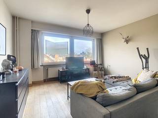 Gezellig één-slaapkamer appartement in centrum Leuven. <br /><br />Dit appartement is gelegen op de vierde verdieping en bestaat uit een inkomhal (met inbraak- en brandwerende deur), aangename woonkamer (parket), ingerichte keuken (vier elektrische kookplaten, dampkap, koelkast met groot vriesvak, aansluiting vaatwasser en aansluiting wasmachine), één slaapkamer met aansluitend balkon en berging, badkamer met wastafel-douche in ligbad. <br /><br />De huurprijs bedraagt 895 euro + 95 euro provisie voor de algemene onkosten (inclusief provisie verbruik van verwarming). <br />Het verbruik van elektriciteit en water is individueel. <br /><br />Het appartement is beschikbaar vanaf 1 april 2026.<br /><br />Leuk appartement in centrum Leuven. Winkels, ontspanningsmogelijkheden, openbaar vervoer, ... allemaal op wandelafstand.<br /><br />Bezoek enkel aan te vragen via www.living-stone.be!