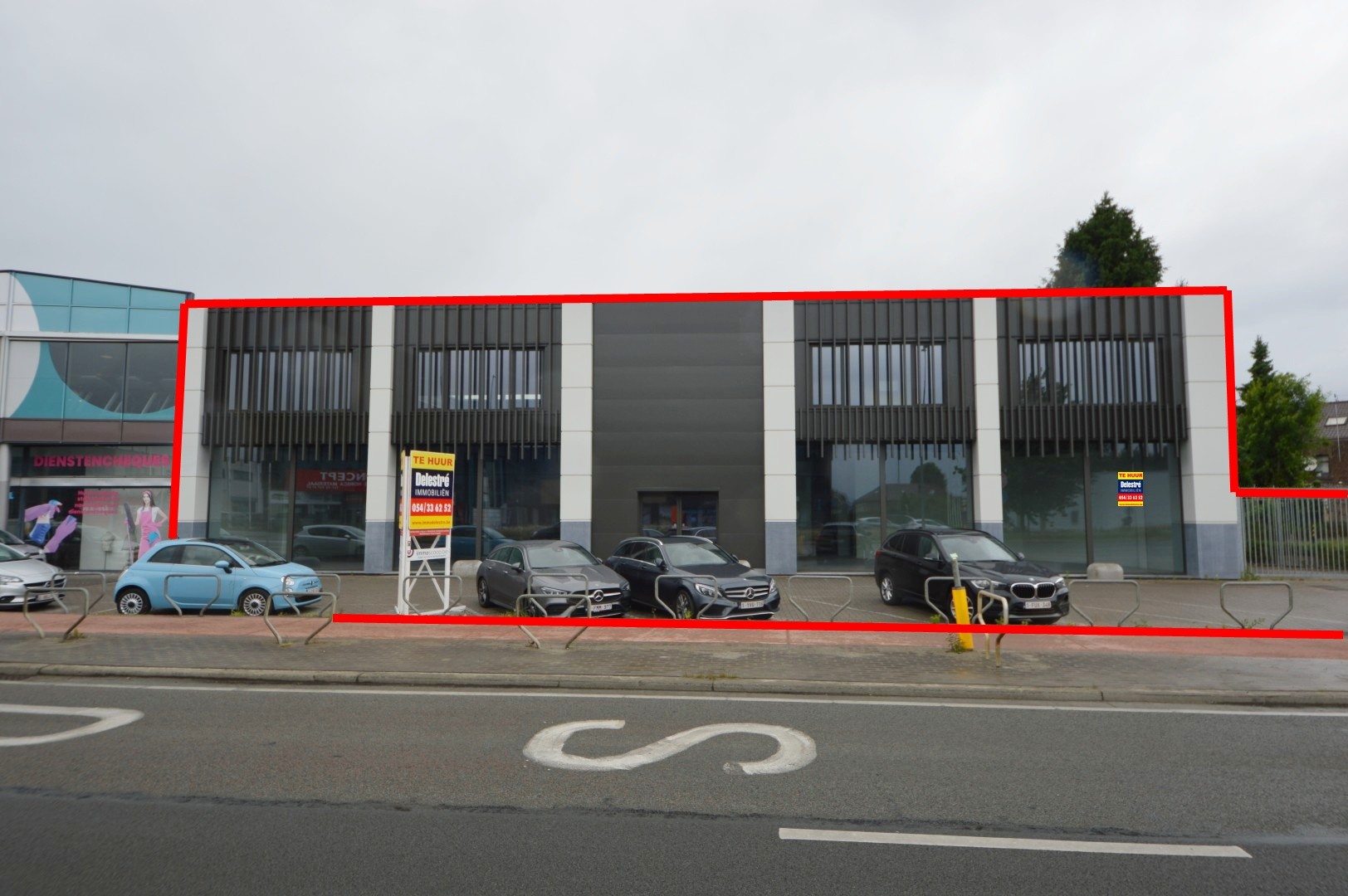 COMMERCIEEL GEBOUW BAANLOCATIE MET PARKING NABIJ MCDONALDS - foto 1