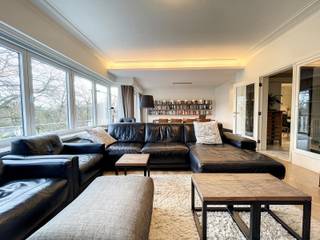 Ligging: <br />Dit ruim en charmant appartement is gelegen aan het Zuid te Gent. Van hieruit heeft u een prima verbinding zowel naar de uitvalswegen (ring, autostrade, ...) als naar het centrum. Alle winkels eveneens heel dichtbij. Wenst u gebruik te maken van het openbaar vervoer, ook dit is op slechts enkele passen van uw appartement. <br />Bovendien geniet u van een wijds zicht op het park, waar u eveneens kan wandelen of genieten op een bankje. <br /><br />Indeling: <br />Het appartement bevindt zich op de 3de verdieping. De inkomhall heeft door de marmeren vloer reeds een uitstraling op zich. Hier is eveneens een vestiairehoekje. De leefruimte is groot en ruim, door de parketvloer en de lichtinval van de raampartijen zal u hier zich direct thuis voelen. De keuken werd zonet volledig vernieuwd en is uitgerust met al het moderne comfort. <br />In de nachthall zijn er overal praktische hoge ingemaakte kasten. Verder een ingerichte badkamer, 2 ruime slaapkamers, waarvan 1 met badkamer met douche en waarvan 1 die toegang heeft tot het terras. Er is nog een 3de, kleinere kamer ,die perfect is voor een kinderkamer of bureau. <br /><br />Er is eveneens een afgesloten garagebox ter beschikking (+ 100euro/maand)<br /><br />Huurprijs: 1.450,00 euro/maand + 100,00 euro/maand voor de garagebox<br />Maandelijkse voorschotten: 135 euro alg. onkosten + 85 euro voor water en verwarming<br />Domicilie verplicht<br />Beschikbaar: direct<br /><br />Vraag uw bezoek aan via onze website: immodavinci.be