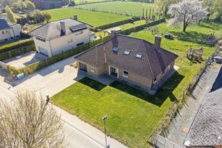 Betoverende Woning in Aspelare met Uitzonderlijke Ruimte en ComfortWelkom in deze prachtige, energiezuinige woning in het pittoreske Aspelare, een...