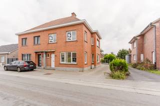 SituationLa maison est située au calme dans la Kalverhaegestraat à Merelbeke, à proximité des commerces, des écoles et des principales voies d'accès...