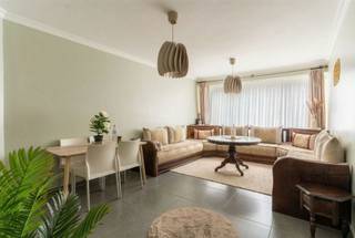 <p>🌿 Instapklaar gelijkvloers appartement met 2 slaapkamers en zonnige tuin</p><p>Dit verzorgde gelijkvloers appartement combineert comfort, licht en een uitzonderlijke buitenruimte. Ideaal voor wie op zoek is naar een praktische woonst met een grote tuin en een aangename indeling. Voor families die graag dicht bij elkaar wonen is er ook de mogelijkheid om de eerste verdieping erbij aan te kopen!</p><p>🏡 Indeling &amp; wooncomfort<br />Bij het betreden van het appartement komt u in een ruime en lichtrijke living met een frisse uitstraling. De moderne, volledig geïnstalleerde keuken sluit mooi aan op de leefruimte en biedt toegang tot een praktische wasruimte.<br />Het appartement beschikt over twee volwaardige slaapkamers en is volledig betegeld, wat zorgt voor een onderhoudsvriendelijk geheel. Dankzij de uitstekende staat is dit appartement meteen instapklaar.</p><p>🌳 Tuin &amp; buitenruimte<br />De absolute troef is de prachtige, grote tuin van maar liefst 130 m² met zuidwestelijke oriëntatie, ideaal om de hele dag van de zon te genieten. Achteraan de tuin bevindt zich bovendien een ruim tuinhuis, perfect voor extra opslag of hobbyruimte.</p><p>🔌 Energie &amp; technische informatie<br />EPC: C<br />Zeer goed onderhouden appartement<br />Instapklaar en zonder renovatieverplichtingen</p><p>📍 Ligging<br />Gelegen op een steenworp van het centrum. Er is verderop in de straat een basisschool en een warme bakker aanwezig! </p><p>Wenst u meer informatie of had u graag een bezichtiging gewenst? Info@markasa.be<span></span> of 03/827.72.92</p>