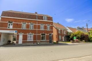 Op zoek naar een renovatieproject in het hartje van Zwevegem? Deze woning heeft heel wat potentieel om een ware parel te creëren. De huidige indeling bestaat uit een inkomhal, deze brengt ons naar een ruime woonkamer, gekenmerkt door hoge plafonds en authentieke vloeren. Aanpalend bevindt zich een grote keuken. Verder vindt u een ruime badkamer, technische ruimte en een apart toilet. Op de eerste verdieping zijn er twee volwaardige slaapkamers. Op de tweede verdieping is er een ruime zolderruimte alsook een aparte kamer die bereikbaar zijn via een vaste trap. Deze verdieping biedt tal van mogelijkheden en kan volledig naar eigen smaak ingericht worden. Tot slot beschikt deze woning over een achterliggende garage, toegankelijk via de tuin én via de inrit van het naastliggende gebouw. Klaar om de handen uit de mouwen te steken? Bel ons snel op 056 75 76 79 voor een bezoek! Tot binnenkort?