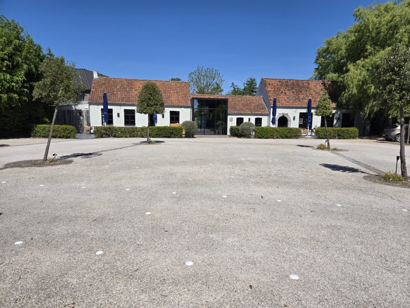 Luxe horecazaak met woonst, parking, terrassen en bureel te Oostduinkerke. - foto 2