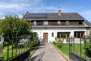 Op zoek naar ruimte, rust en karakter op een toplocatie? Deze unieke woning, gelegen op een perceel van maar liefst 53 are in het...