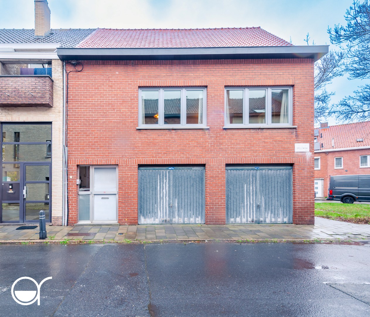 Op te frissen halfopen bebouwing met 5 garages in Mariakerke - foto 2