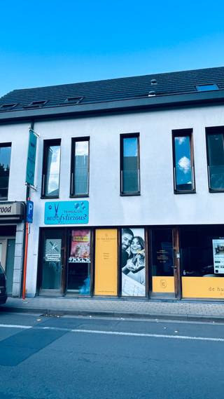 Dit gezellig 1-slaapkamer appartement in centrum bestaat uit: inkomhal met toilet, leefruimte met open ingerichte keuken (met fornuis, oven en...