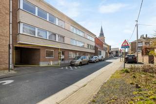 A Schepdaal, (quartier de Dilbeek) nous vous proposons cet agréable appartement au rez-de-chaussée. L'appartement est divisé comme suit : hall d'entrée avec vestiaire, living avec cuisine ouverte et accès à la terrasse, chambre à coucher et salle de bain (toilette, lavabo avec meuble et baignoire avec douche). A l'extérieur, vous avez un parking privé et une terrasse ensoleillée. Bonne situation, proche des transports en commun. Pour plus d'info ou visite, contactez immo sophie &amp; Co : 0474 32 10 00
