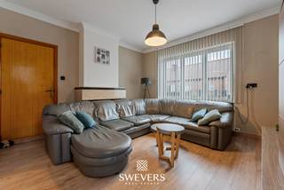Voor meer info en foto’s, surf naar www.swevers.be – Deze open bebouwing in de Wilderstraat 90 in Borgloon biedt een solide basis voor wie op zoek is naar ruimte en potentieel. De woning, gebouwd in 1959, kreeg al belangrijke vernieuwingen: ramen en deuren werden vervangen in 2014 en het dak werd gerenoveerd in 2015. Met een bewoonbare oppervlakte van 126 m² en een perceel van 4a 28ca vormt dit een interessante kans voor wie wil opfrissen naar eigen smaak.<br />Op het gelijkvloers leidt de inkomhal naar een lichtrijke woonkamer van 30 m² met plaats voor een gezellige zit- en eethoek. Aansluitend bevindt zich de keuken van 13,40 m² met praktische indeling. De veranda zorgt voor extra licht en een fijne verbinding met de tuin. Verder zijn er nog een bergplaats en aparte berging.<br />Op de verdieping tellen we drie volwaardige slaapkamers en een functionele badkamer. De zolder van 36,34 m² biedt extra bergruimte of uitbreidingsmogelijkheden. De garage van 18,21 m² zorgt voor parkeergelegenheid en opslag.<br />De noordwestgerichte tuin laat je genieten van aangename namiddag- en avondzon. Rust en bereikbaarheid gaan hier hand in hand, met scholen, openbaar vervoer en ontspanning op wandelafstand en een vlotte verbinding naar omliggende steden. Een woning met stevige structuur en veel mogelijkheden. Voor meer informatie, bel 011 255 155. Bron bewoonbare oppervlakte: EPC – verslag.