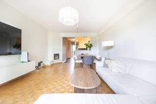 <p><b><span>INFORMATIE & BEZOEKEN: Vincent Decoster - 0498.79.19.14.</span><u><br />MOLENBEEK</u></b>, vlak bij het groen en in een rustige straat, een eenkamerappartement van ± 63 m² op de 3<sup>e</sup> verdieping in een flatgebouw met 8 appartementen.</p>
<ul>
<li>Hal</li>
<li>Woonkamer van ± 27 m²</li>
<li>Keuken van ± 5,5 m² (oven, kookplaat, afzuigkap, koelkast/vriezer)</li>
<li>Slaapkamer van ± 13 m² met balkon van ± 2 m² op het noordwesten</li>
<li>Badkamer van ± 3 m² (bad, toilet, wastafel)</li>
<li>Opbergruimte van ± 2 m²</li>
</ul>
<p>EPB G</p>
<p>Kosten van ± 140 €/maand, inclusief: gemeenschappelijke kosten, beheerder.</p>