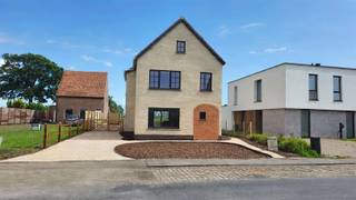 MODERNE WONING TE KAPRIJKEWelkom bij deze prachtige moderne woning gelegen in Kaprijke, een uitstekende investering voor gezinnen die op zoek zijn naar comfort en ruimte. Dit fraai afgewerkte huis combineert hedendaagse architectuur met praktische indeling en biedt alles wat u zich kunt wensen.KERNKENMERKENDeze woning beschikt over 204 m² woonoppervlak verdeeld over een intelligent aangelegde plattegrond. Met drie comfortabele slaapkamers hebt u voldoende ruimte voor het hele gezin. Het huis is uitgerust met een badkamer en een functioneel toilet voor dagelijks gemak. De totale grondoppervlakte van 941,1 m² biedt oneindige mogelijkheden voor tuinontwerp en buitenactiviteiten.ARCHITECTONISCHE KWALITEITENDe woning toont een verfijnde architectuur met een mix van afwerkingsmaterialen. Het gevelwerk combineert elegant witte baksteen met decoratieve rode baksteenaccenten, wat een tijdloze en verfijnde uitstraling geeft. Het dak met donkere dakpannen contrasteert mooi met de lichte gevelkleuren. Grote ramen met moderne zwarte frames zorgen voor optimale lichtinval en geven de ruimtes een open, uitnodigende karakter.BUITENRUIMTEHet perceel van bijna 941 m² is prachtig aangelegd met een kurkdroog gravelterras, perfect voor ontspanning en buiten eten. De goed onderhouden gazon- en groenaanplanting geeft het geheel een serene en landelijk karakter. Een houten poort leidt naar het achterterrein, wat privacy en veiligheid biedt. De ligging in het open landschap van Kaprijke biedt prachtige zichten en een rustige, ländliche atmosfeer.PRAKTISCHE VOORDELENDe woning is volledig voorzien van moderne voorzieningen inclusief warmtepomp-technologie, zoals zichtbaar op de buitenmuur. De gesloten erker met geglazuurde ruimte maakt van de voorkant van het huis een aangenaam verblijfsstek. Uitgebreide terrasruimtes aan de zijkant van het huis creëren ideale plekken voor ontspanning en socialisatie.Deze woning is ideaal voor stellen, kleine gezinnen of iedereen die naar rust, ruimte en moderne comfort zoekt in een charmante Vlaamse omgeving.