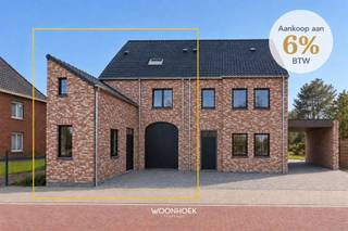 <p>Ontdek deze volledig afgewerkte en energiezuinige nieuwbouwwoning in een aangename residentiële buurt te Stekene. Bij het ontwerp werd bijzondere aandacht besteed aan comfort, functionaliteit en duurzaamheid. De kwalitatieve materialen, verzorgde afwerking en doordachte indeling maken deze stijlvolle woning volledig klaar voor haar eerste bewoners.</p><p>Via de inkomhal met gastentoilet betreedt u de woning. Vooraan bevindt zich een polyvalente bureauruimte, ideaal als thuiskantoor, hobbykamer of praktijkruimte. Dankzij de ligging aan de voorzijde blijft deze discreet afgescheiden van de leefzone. Aan de rechterzijde bevindt zich de inpandige garage met aansluitende berging, die voor bijkomende opbergruimte zorgt.</p><hr /><p>Achteraan bevindt zich de lichtrijke leefruimte met vloerverwarming, opgedeeld in een gezellige zit- en eethoek. Het grote schuifraam zorgt voor veel natuurlijke lichtinval en creëert een vloeiende verbinding met het terras en de tuin. De volledig geïnstalleerde open keuken vormt het centrale punt van de woning en sluit naadloos aan op de leefruimte.</p><p>Via de nachthal op de eerste verdieping bereikt u drie volwaardige slaapkamers. Verder beschikt deze verdieping over een apart toilet en een moderne badkamer met ligbad, inloopdouche en wastafel in meubel.</p><hr /><p>De tweede verdieping omvat een vierde volwaardige slaapkamer en een technische ruimte. Daarnaast is er een extra multifunctionele ruimte met de nodige voorzieningen voor de realisatie van een tweede badkamer. Deze verdieping biedt bijkomende mogelijkheden voor grotere gezinnen of wie graag over extra ruimte en privacy beschikt.</p><p>Ook op energetisch vlak is de woning toekomstgericht uitgerust. Op het achterste dakvlak liggen 14 zonnepanelen, met een totaal vermogen van 6.000 Wp en een omvormer van 5 kW.</p><p>Dankzij de combinatie van vier slaapkamers, een aparte bureauruimte, een inpandige garage, vloerverwarming en zonnepanelen geniet u hier van comfortabel en energiezuinig wonen.</p><hr /><p>Bovendien kan deze nieuwbouwwoning worden aangekocht aan het verlaagde btw-tarief van 6%.</p><p>Een unieke opportuniteit voor wie op zoek is naar een instapklare en kwalitatief afgewerkte gezinswoning in een rustige omgeving.</p><p>Wij begeleiden u graag bij het realiseren van uw nieuwe thuis 09 310 77 07 of via info@woonhoekvastgoed.be</p>