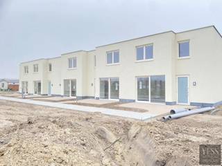 Welkom bij De Strandloper, een stijlvol en energiezuinig project op een toplocatie in Bredene!<br /><br /><span>Indeling van de woning:</span><strong> </strong><br /><strong>- Gelijkvloers:</strong> Tellerkast, ruime berging, lichtrijke en ruime living, terras, open keuken en gastentoilet.<br /><strong>- Op verdiep:</strong> nachthal, 3 slaapkamers, badkamer met lavabo en toilet.<br />Elke woning beschikt over een zuidgericht terras, ideaal om maximaal te genieten van zon en rust.<br />Elke woning beschikt over een parking vooraan het domein.<br /><br />Daarnaast wordt er sterk ingezet op energiezuinigheid en toekomstgericht wonen:<br />- Verwarming en koeling via lucht-lucht warmtepomp<br />- Energie-efficiënte technieken<br />- Fietsenstallingen voorzien op het domein<br /><br />De Strandloper biedt u de perfecte combinatie van rust, comfort en nabijheid van strand en natuur. Hier woont u in een aangename kustgemeente met vlotte bereikbaarheid en alle voorzieningen binnen handbereik.<br /><br /><strong>Bent u op zoek naar een eigentijdse vakantiewoning aan zee met doordachte indeling en zonnig terras?</strong><br />- De Strandloper in Bredene is een unieke kans.<br /><br />Neem vandaag nog contact op of plan een bezoek aan onze bemeubelde modelwoningen op Blekkaertstraat 50, Bredene aan Zee.<br />De Strandloper – Uw droom of investering aan zee - Verkoopkantoor ter plaatse op afspraak: info@yess-vastgoed.be / 050 33 59 03