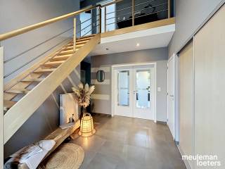 Cette villa spacieuse et bien orientée est située dans un quartier calme au centre de Waardamme.Cette maison lumineuse se compose comme suit :Un hall...