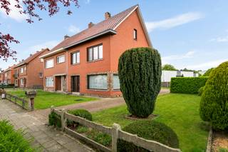Er zijn woningen die je meteen vertellen wat ze zijn. Geen poespas, geen grote gebaren, gewoon een degelijk, warm thuis dat al jaren goed...