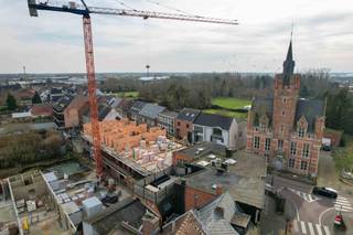 Laatste appartement te koop in project Musica! <br /><br />In het centrum van Sint-Katelijne-Waver vind je Project Musica, een duurzaam en energiezuinig nieuwbouwproject met tijdloze architectuur.<br /><br />Dit laatste appartement van 120 m² ligt op de eerste verdieping en biedt een lichtrijke leefruimte met aansluitend zuidwestterras, open keuken, berging, 3 slaapkamers, badkamer en apart toilet. Via de inkom aan de achterzijde kom je terecht onder een gemeenschappelijke luifel met zicht op het binnenplein.<br /><br />Alle woningen zijn BEN-30 gebouwd, waardoor je geniet van een 50% vrijstelling van onroerende voorheffing gedurende 5 jaar. Ondergronds zijn privatieve parkeerplaatsen, boxen en bergingen beschikbaar, naast fietsenstallingen.<br /><br />Dankzij de opsplitsing tussen grond- en constructiewaarde betaal je registratierechten op het grondaandeel en enkel BTW op de constructiewaarde.<br /><br />Ontdek dit unieke aanbod en plan vandaag nog je afspraak met onze nieuwbouwspecialist via onze website.<br />
<div></div>
