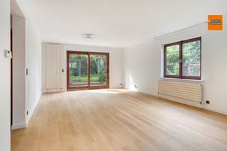 Lichtrijk gelijkvloers appartement met garagebox en grote privé tuin.In het rustige woonerf Dorsershof, op een doodlopende straat, vindt u dit...