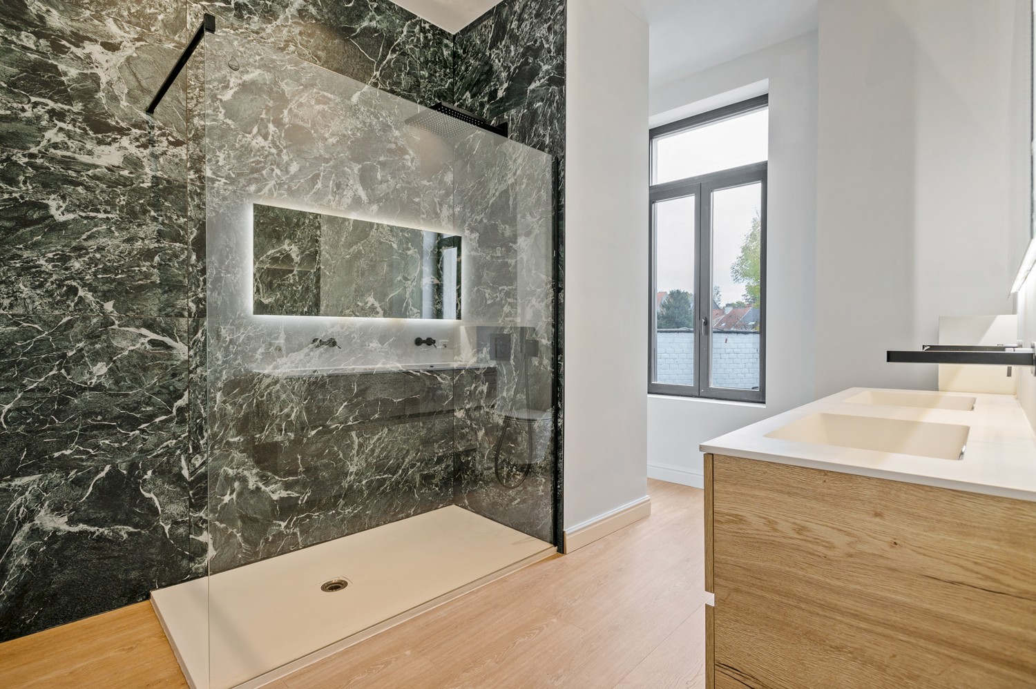 Volledig gerenoveerde woning met 3 slaapkamers op centrale ligging te Lier - foto 3