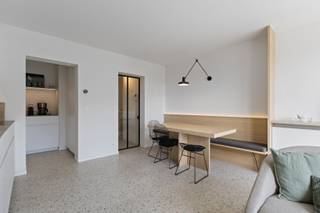 Koksijde : Op het gezellige Zouavenplein in Koksijde bevindt zich dit prachtig gerenoveerde appartement van 60 m² met twee slaapkamers. Het appartement werd volledig vernieuwd met oog voor detail en straalt een moderne, frisse sfeer uit. De lichtrijke leefruimte sluit naadloos aan bij de open en volledig ingerichte keuken, terwijl de slaapkamers voldoende ruimte en comfort bieden. De badkamer werd stijlvol afgewerkt met een eigentijdse inrichting. Dankzij de centrale en toch rustige ligging geniet je hier van de perfecte combinatie van gezellig wonen en de nabijheid van zee, strand, winkels en openbaar vervoer. Ideaal als vaste woonst, tweede verblijf of slimme investering.<br /><br />Troeven :
<ul><li>Centrale ligging! </li><li>Top afwerking! </li><li>Nabij de zeedijk! </li></ul>
<br />Meer informatie? Contacteer ons op 058 51 23 23 of op christian@eraservimo.be