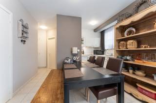 <p>Heel gezellig, zongericht hoekappartement in een kleine residentie met slechts vier appartementen. Ideale ligging in hartje Koksijde-Bad en op ongeveer 350 m van zee. <br /><br />Inkom, lichtrijke woonkamer bestaande uit eetplaats en knusse zithoek, open keuken voorzien van elektrische kookplaten, was-droogcombinatie, oven, dampkap, koelkast met diepvriesvak, voldoende kasten, ..., één slaapkamer uitgevend op een klein terrasje, badkamer voorzien van ligbad en enkel lavabomeubel, afzonderlijk toilet. Mooi gemeubeld.<br /><br />Privatieve kelderberging. Twee gemeenschappelijke parkeerplaatsen voor de residentie.<br /><br /></p>